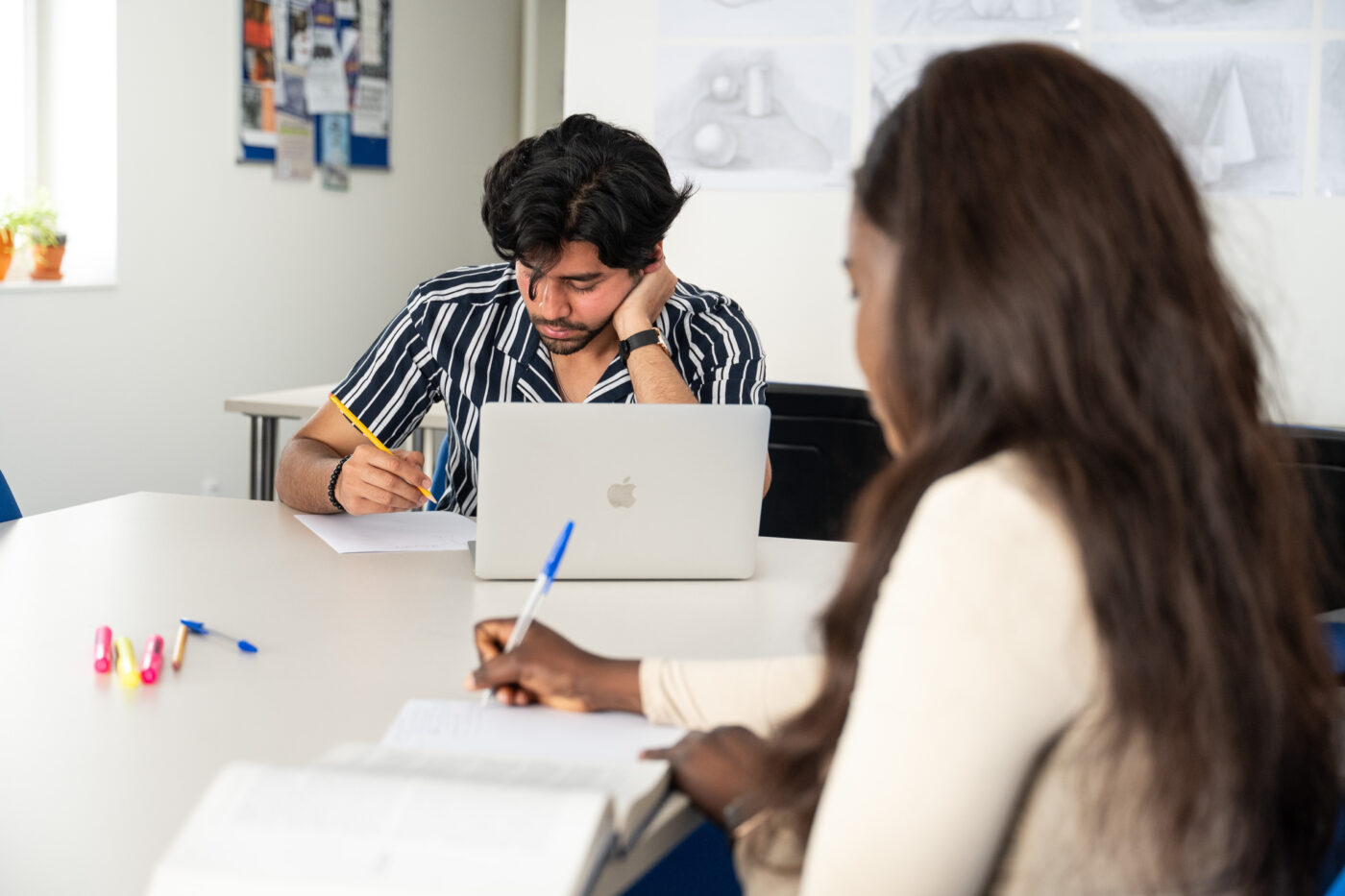Two UNYP students do research for a class project.